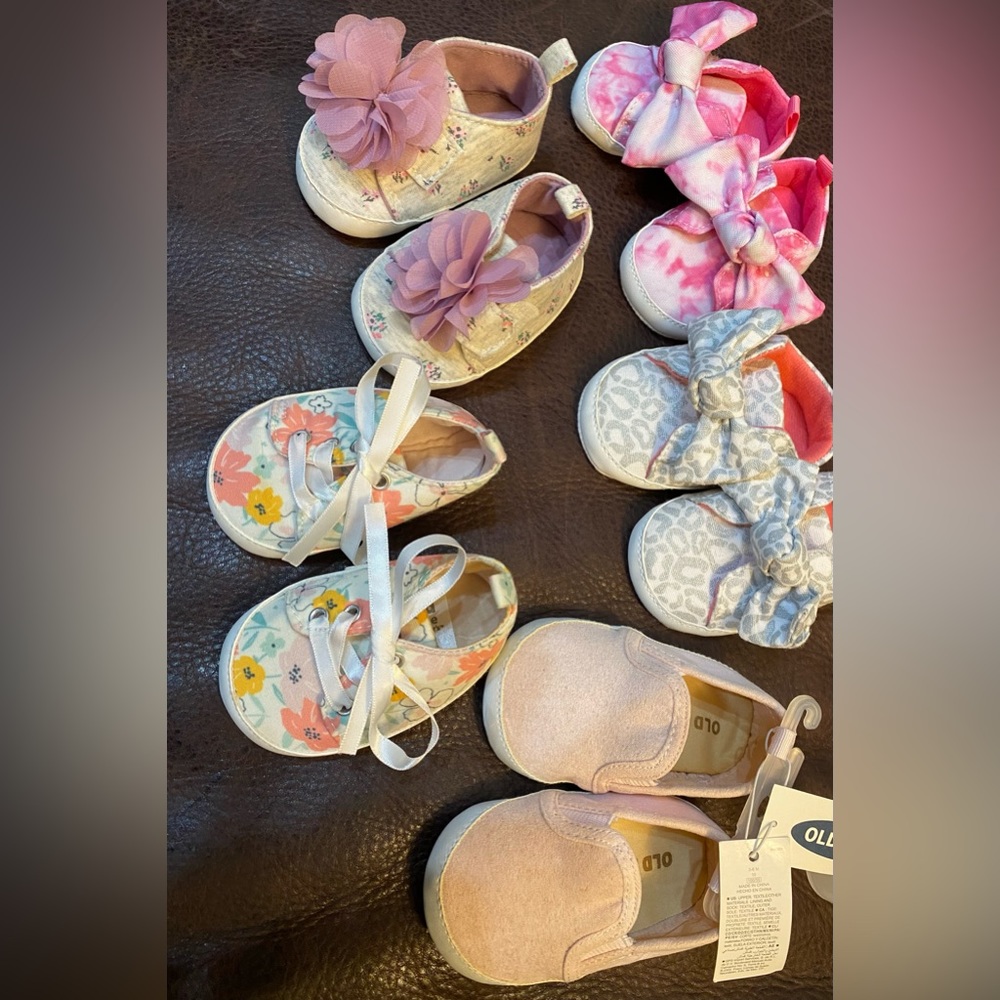 5 pairs of new or like new infant shoes